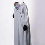 Abaya Sajmaya gris portée