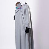 Abaya Sajmaya gris portée